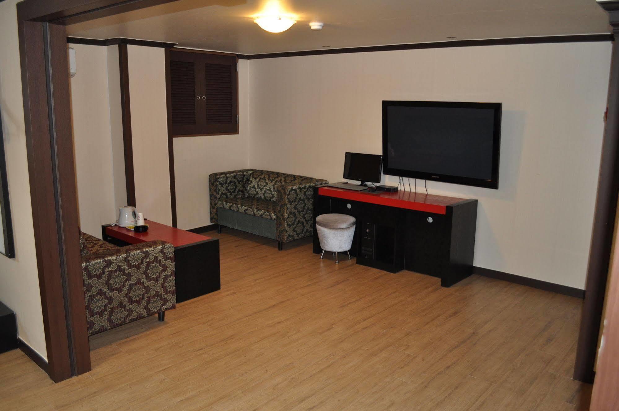 Goodstay Woosin Hotel Jeonju Exterior photo